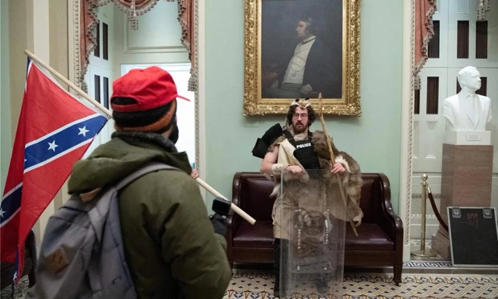 Γιος δικαστή της Νέας Υόρκης ο άντρας με την προβιά που εισέβαλε στο Καπιτώλιο